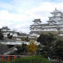 化粧櫓下から眺めた天守群