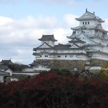 廊下からの眺め。左下の建物が化粧櫓