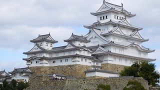 西の丸への坂道を上がると姫路城天守がきれいに見えます。