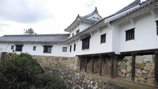 西の丸の庭園から渡櫓を歩くと長い廊下があります。化粧櫓までつながっています。