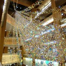 ダイヤモンド・ダストをテーマとした氷の粒が光を受け輝く様子