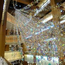 ダイヤモンド・ダストをテーマとした氷の粒が光を受け輝く様子