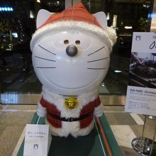 サンタさんの恰好をしたトラのもん君