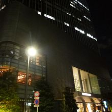 夜の虎ノ門ヒルズの建物
