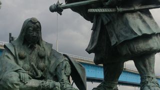 こんなところに銅像が…