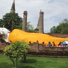 涅槃仏 (ワット ヤイ チャイ モンコン)