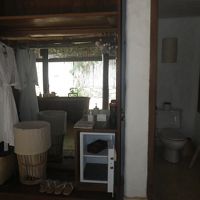 トイレとクローゼットもオープンエアのバスルーム内にあります