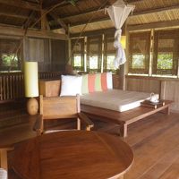 ヴィラ2Ｆに大きなデイベットや冷蔵庫、ミニバーあり。