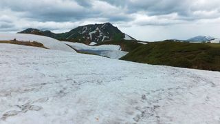 ７月初めでも雪が残る