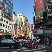 長春路と森林北路の交差点、この信号の先、ファミマの隣りです。