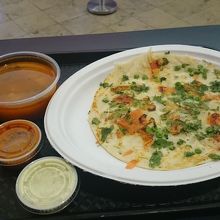 インドのお好み焼き。スープと二種類のソース付き