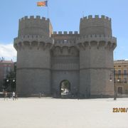 町の北側にある城門です。