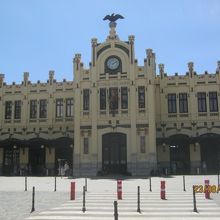 駅舎というよりも宮殿のような外観です。