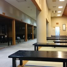 こんな感じの食事場所。待合所？