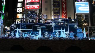 広場のSLが電飾されています。