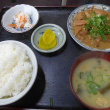 ホルモン煮込み定食