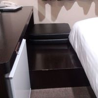 幅が狭すぎて座れないのに座布団風まで・・・意味がない