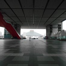 向こうの方から嬌声が…嫌な予感