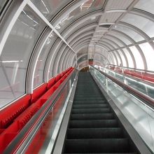 このエスカレーターで６階に上がります