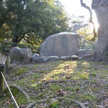 階段を上ると碑の裏側の銅板を見ることができます