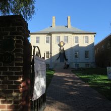 門の入口から見たカーライルの家