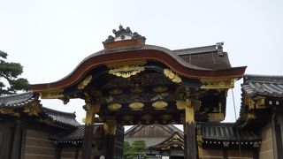 徳川慶喜の大政奉還の舞台で有名です。