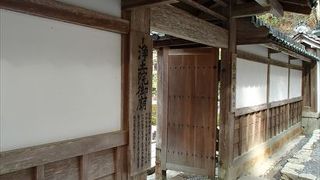 この浄土院御廟に行ってみてください。ここでは、お庭が整然となっていて、特に、庭石がきれいに清掃されいるそんな雰囲気の場所です。