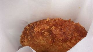 名物となっている猪コロッケを食べる事ができます。臭みも一切なく、固くもない、そんなコロッケで、ビールとの相性が良さそうなそんな一本です。