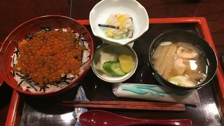 駅前で はらこ丼