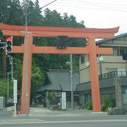 市街地に大きな鳥居が