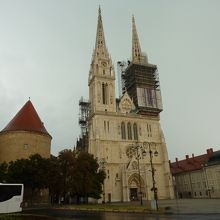 二つの尖塔を持つ美しい大聖堂です