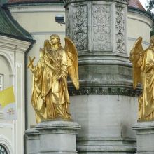 塔を囲む金色の天使