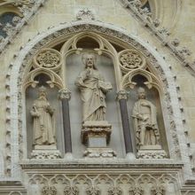 入り口上部の彫像