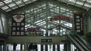 ガラス張りの巨大空間です