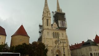 ザグレブのシンボルの美しい大聖堂で尖塔は街の至る所から見えます