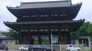 駅からまっすぐ門に向かって歩きます