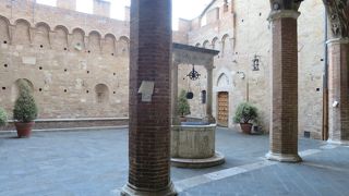 美しい中庭の館