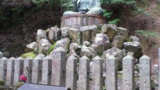 摩尼殿の裏道に