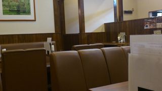 飲み物だけでなく食事もできる