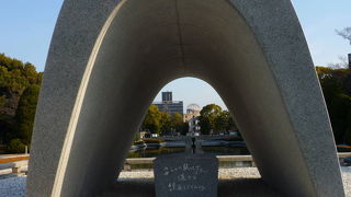 犠牲者の霊を雨露から守るために家形にデザイン