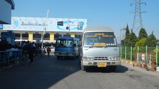 友好橋をバスで渡る