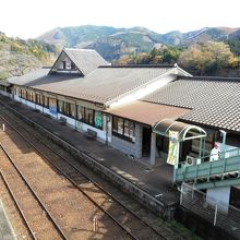 駅舎がそのまま温泉になってる。