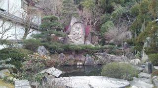 石山寺屈指の名僧朗澄律師の功績を称える庭園です。