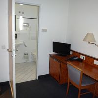 奥はシャワーとトイレですが暖房の利きがイマイチ。