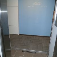 エレベーター降りると靴を脱ぐ場所があります。土足禁止です。