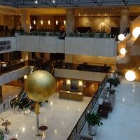 吹き抜けになっている広い空間