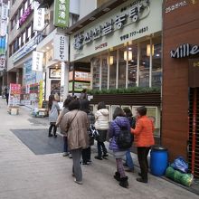 朝から並んでいてビックリしました。