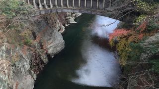 猿橋の隣にあります