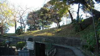元町公園を右に見て