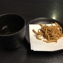 付き出しの蕎麦チップス